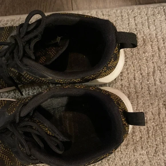 Nike Roshe Run Knit Jacquard Sneaker in black and yellow lace up y2k size 6.5 - Picture 4 of 9